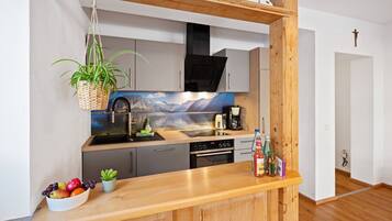 Coffee/tea maker, fridge, oven, stovetop