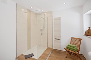 Douche, sèche-cheveux, serviettes fournies, savon