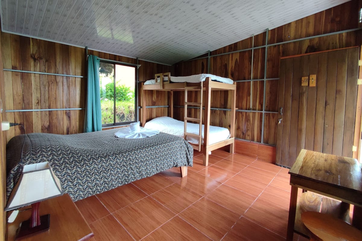 Traditional-Vierbettzimmer | Zimmersafe, Verdunkelungsvorhänge, Bettwäsche