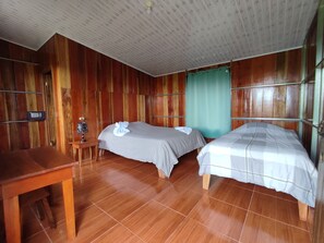Habitación triple tradicional | Caja de seguridad en la habitación, cortinas blackout y ropa de cama 