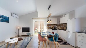 Un apartamento moderno con comedor, cocina y sala de estar.