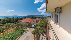 A balcony with a view of the sea and mountains. - Beautiful apartment in Seget Vranjica (Seget Vranjica)