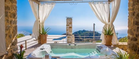 Outdoor spa tub