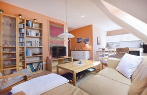 TV, bøker og stereoanlegg