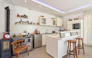Réfrigérateur, micro-ondes, plaque de cuisson, lave-vaisselle