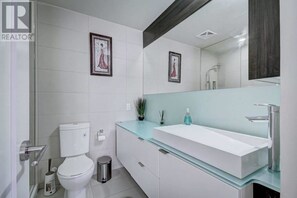 Appartement Deluxe | Salle de bain | Baignoire et douche séparées, baignoire profonde, douche cascade