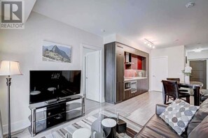 Appartement Deluxe | Aire de séjour | Téléviseur connecté de 52 po avec télévision par câble, téléviseur