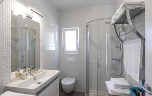 Shower - Nice home in Lupoglav with WiFi (Lupoglav)