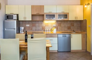 Een koelkast, een magnetron, een oven, een kookplaat