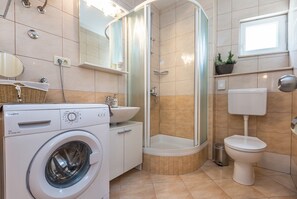 Douche, séchoir à cheveux, serviettes fournies