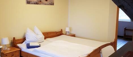 2 bedrooms, iron/ironing board, travel cot, free WiFi