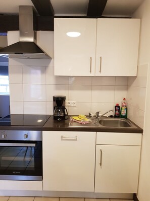 Een koelkast, een magnetron, een oven, een kookplaat