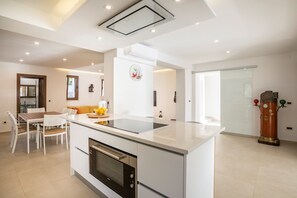 KĂŒhlschrank, Mikrowelle, Ofen, Herdplatte