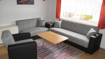 Fernseher, DVD-Player, Tischfußball, Tischtennisplatte