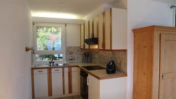 Frigorífico, horno, placa de cocina y lavavajillas