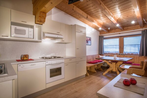 Kylskåp, mikrovågsugn, ugn och diskmaskin