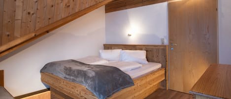 2 bedrooms, travel cot, WiFi, bed sheets