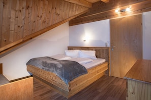 2 bedrooms, travel crib, WiFi, bed sheets