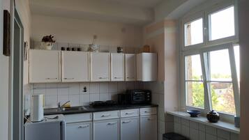 Kühlschrank, Ofen, Herdplatte, Wasserkocher mit Kaffee-/Teezubehör