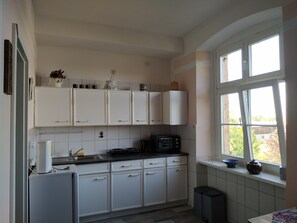 Kühlschrank, Ofen, Herdplatte, Wasserkocher mit Kaffee-/Teezubehör