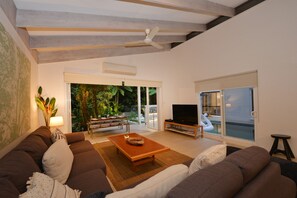 Casa de lujo, 5 habitaciones, alberca privada | Área de sala de estar | Televisión de pantalla plana 