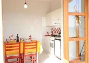 Réfrigérateur, four, cafetière/bouilloire