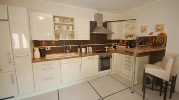 Kylskåp, mikrovågsugn, ugn och spishäll