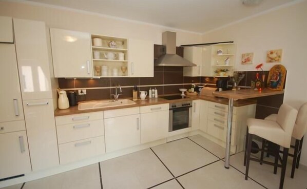 Kylskåp, mikrovågsugn, ugn och spishäll