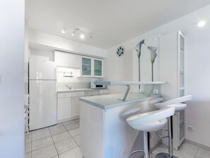 Fridge, microwave, oven, cookware/dishes/utensils - Côté Port by Interhome (Cavalaire)