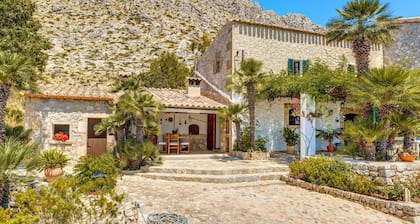 Villa Piedra with Fantastic Garden, Pool, Mountain View, Air Conditioning & Wi-Fi; Parking Available