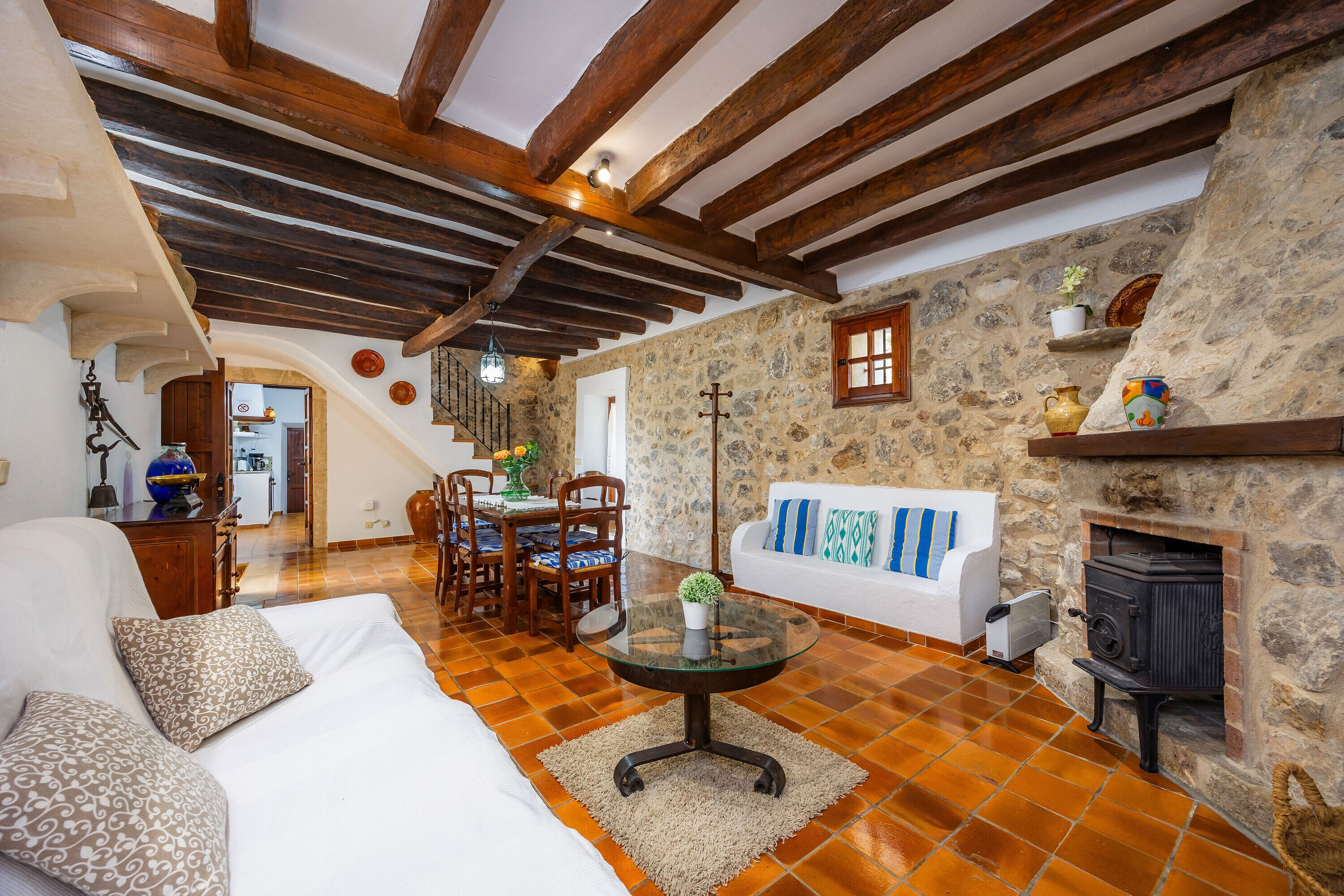 Een televisie, een open haard en een dvd-speler