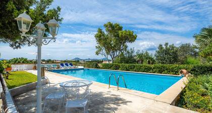 Villa Piedra avec Jardin Fantastique, Piscine, Vue sur les montagnes, climatisation et Wi-Fi, Parking disponible