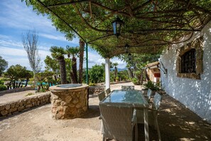 Outdoor dining - Villa Piedra with Fantastic Garden, Pool, Mountain View, Air Conditioning & Wi-Fi; Parking Available (Pollensa)