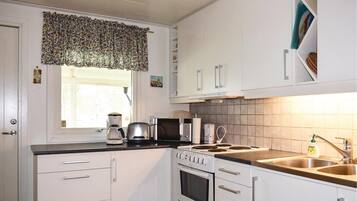 KylskÄp, spishÀll och kaffe- och tebryggare