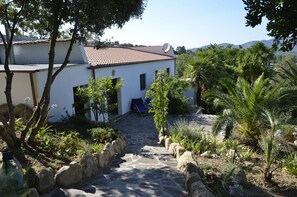 Property grounds - Newly renovated, 10 minutes from the beach and Capoliveri (capoliveri)