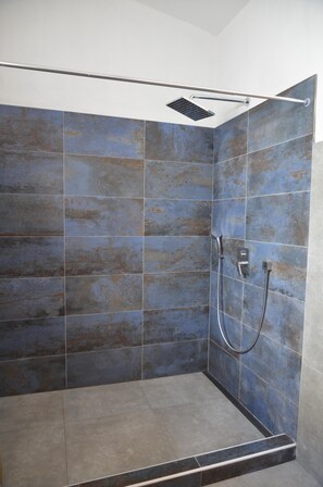 Douche, sèche-cheveux, serviettes fournies, savon