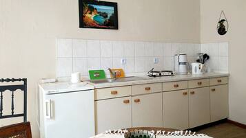 Frigorífico, horno, placa de cocina y cafetera o tetera