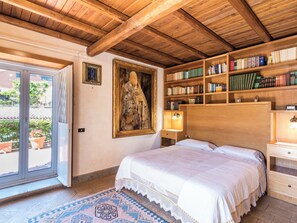 4 bedrooms, iron/ironing board, free Internet