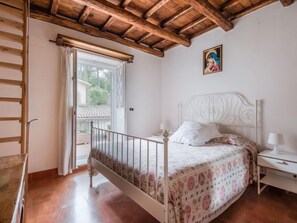 4 bedrooms, iron/ironing board, free Internet
