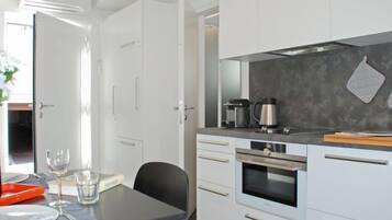 Kühlschrank, Ofen, Geschirrspüler, Hochstuhl