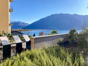 Een hotelkamer met uitzicht op een meer en bergen.