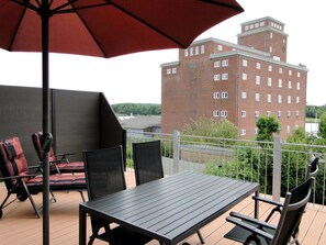 Outdoor dining - 5-star vacation apartment "Fiete's Hafenblick" in a central location in the town of Kappeln, ideal accommodation for families, discerning connoisseurs and anglers (Kappeln)