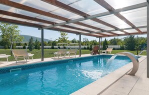 Outdoor pool - Luxurious home in Neoric (Neoric)