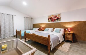 4 bedrooms, travel crib, free WiFi, bed sheets - 4 bedroom stunning home in Neoric (Neoric)