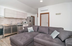 Fireplace, foosball, table tennis - 4 bedroom stunning home in Neoric (Neoric)