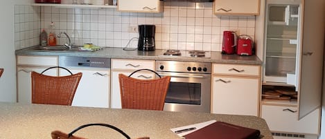 KĂŒhlschrank, Mikrowelle, Ofen, Herdplatte