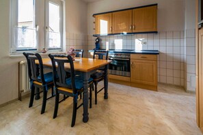 KĂŒhlschrank, Mikrowelle, GeschirrspĂŒler