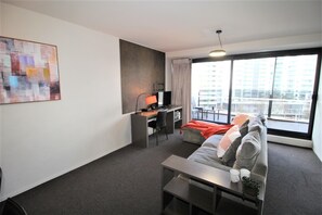 Apartamento, 2 quartos | Área de estar | TV de tela plana