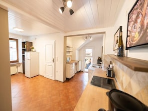 Jääkaappi, mikroaaltouuni, uuni, astianpesukone