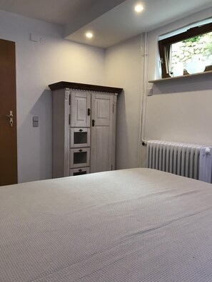 1 Schlafzimmer, Schreibtisch, Bügeleisen/Bügelbrett, Reisekinderbett